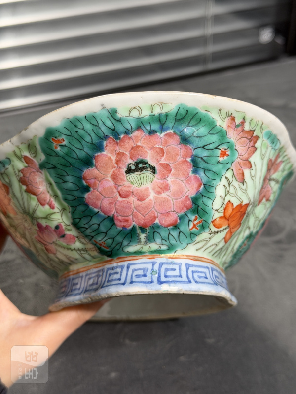 清晚期粉彩莲叶纹海棠形贡碗 - 图6